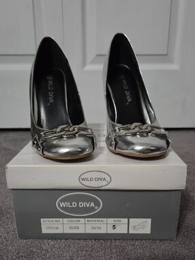 Wild Diva Metallic Silver Chain-Detail Block Heels Womens 5